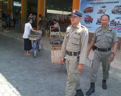 Hari Pertama Masuk Kerja, Satpol PP Razia PNS di Pusat Perbelanjaan