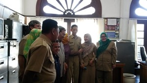 Sidak ke Ruangan, Aher dan Deddy Mizwar Malah Diminta Foto-foto oleh Bawahannya