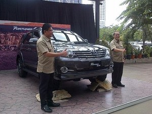 Toyota Banderol Fortuner Diesel 4x4 Rp 480 Juta