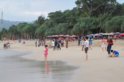 Pantai Pulau Merah di Banyuwangi yang Bersih & Patut Dicontoh