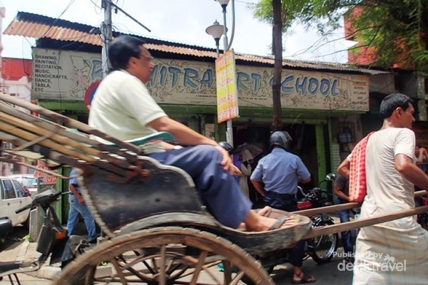Di Calcutta, India, ada semacam becak. Tapi bentuknya berbeda dengan di Indonesia yang digowes pengemudinya dari belakang. Becak ala India adalah kereta yang ditarik oleh manusia seperti halnya di China di awal abad XX. Di Calcutta, India, ada semacam becak. Tapi bentuknya berbeda dengan di Indonesia yang digowes pengemudinya dari belakang. Becak ala India adalah kereta yang ditarik oleh manusia seperti halnya di China di awal abad XX.