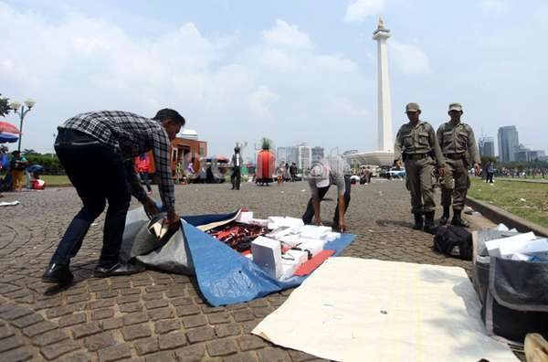 Kepala Satpol PP DKI Bantah TNI Bekingi PKL di Monas