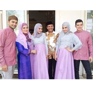 Hijab Style: Intip Gaya Busana Selebriti dan Keluarga Saat Hari Raya
