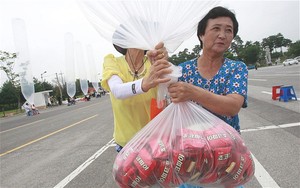 Aktivis Korea Selatan Kirim Balon Berisi 10.000 Choco Pie ke Korea Utara