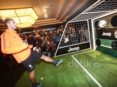 Tendangan 2 Pemain Juve Awali Peluncuran Jeep Cherokee