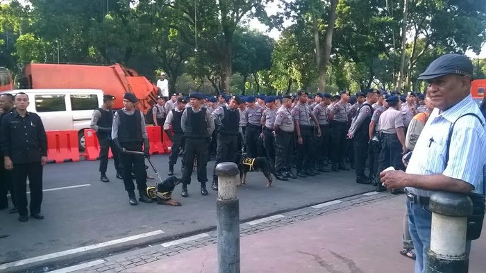 Ribuan Polisi Bersenjata Lengkap Sudah Siaga di MK, Garis Polisi Terpasang