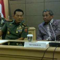 Kemendikbud Ajak TNI Perangi Kebodohan di Daerah Perbatasan