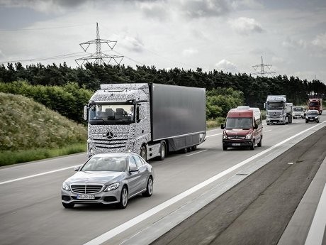 11 Hal Menakutkan Tentang Mobil Autopilot