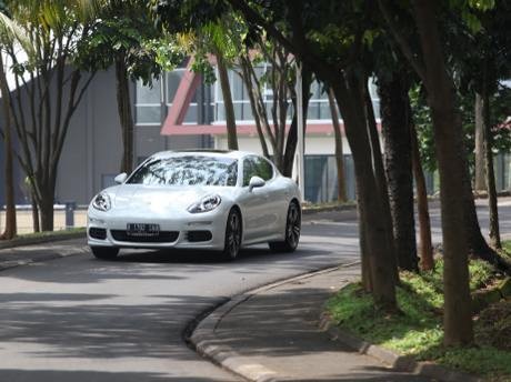 Sensasi Mengendarai Porsche Panamera S