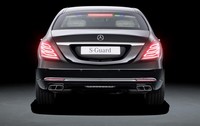 Model Guard memang tidak hanya varian S-Class saja, perlindungan khusus juga disiapkan Mercy di kelas S, E, M dan G-Class. Nah kini Mercy merilis model terbaru S 600 Guard. (dok. Mercedes-Benz)