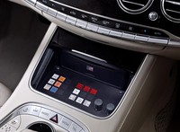 Konsol tengah untuk mengatur berbagai settingan di kendaraan. (dok. Mercedes-Benz)