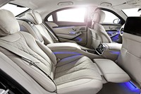 Sebagai mobil antipeluru, interiornya tetap nyaman dan terasa mewah. (dok. Mercedes-Benz)