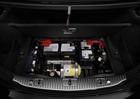 Di bawah bagasi ada penunjang keselamatan lainnya seperti tabung udara dan  emergency start battery. (dok. Mercedes-Benz)
