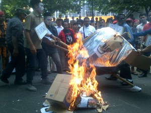 Ratusan Massa Pro Prabowo-Hatta Blokir Jalan Depan KPU Jateng