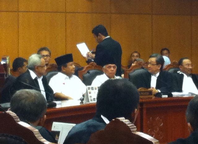 Tepuk Tangan di Ruang Sidang, Tim Prabowo-Hatta Ditegur Ketua MK