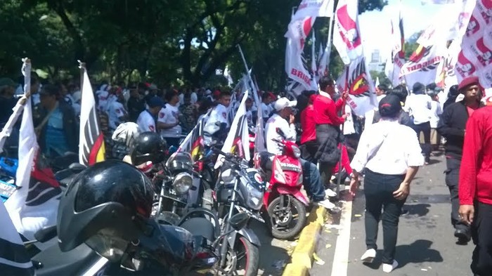 Motor Pendukung Prabowo Parkir Menutup Jalur TransJ
