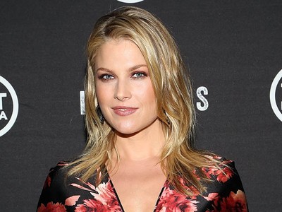 Ali Larter Berbunga di Premiere Legends