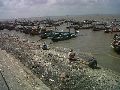 Tak Ingin Disapu Angin Lagi, Nelayan Kenjeran Jaga Perahu