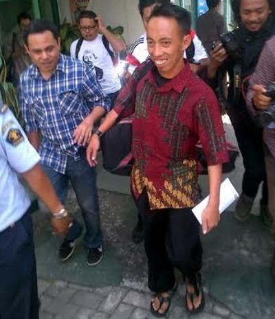 Kurir Dr Azahari Bebas Bersyarat