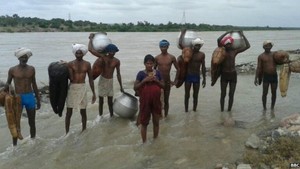 Kisah Wanita Hamil 9 Bulan di India Menyeberangi Sungai Banjir