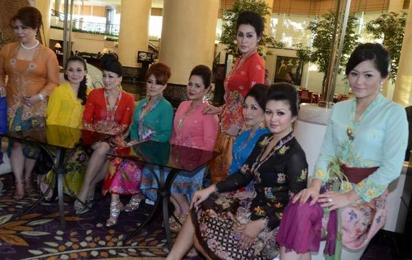 Tentang Kebaya Encim yang Diwajibkan di Sekolah dan 