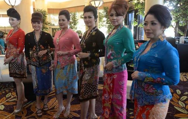 Tentang Kebaya Encim yang Diwajibkan di Sekolah dan 