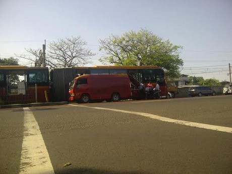 Belum Diderek, TransJ yang Patah Jadi Dua di Jatinegara Halangi Jalan
