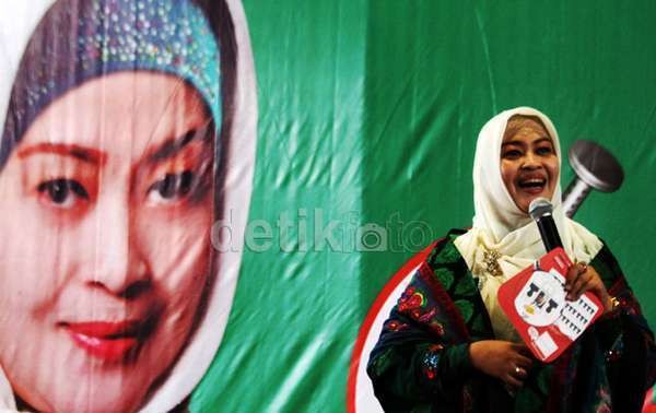Fahira Idris Minta Desainer Arahkan Tren Fashion yang Tidak ke Arah Jilboobs Fahira Idris Minta Desainer Arahkan Tren Fashion yang Tidak ke Arah Jilboobs