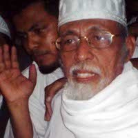 Abu Bakar Baasyir Serahkan Bendera dan Kaos ISIS ke Kemenkum