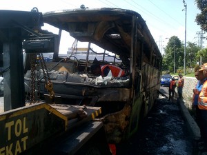 Bus dan Motor Ninja Terbakar di Dekat Pintu Tol Tembalang