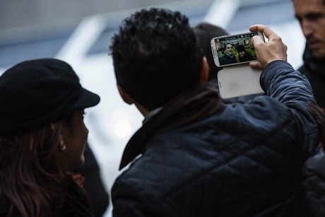 Cerita di Balik Foto Selfie yang Bikin Kontroversi