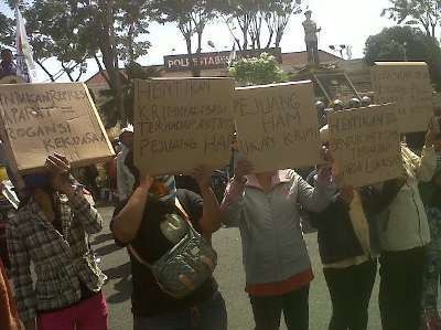 Warga Dolly Ngeluruk Polrestabes Tuntut 9 Tersangka Dibebaskan