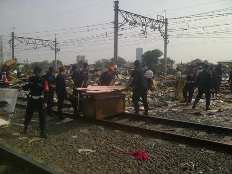PT KAI Bongkar Pemukiman Liar di Sepanjang Stasiun Tanah Abang