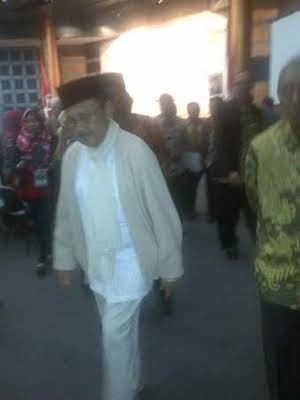 Kenakan Selendang Mendiang Istrinya, Habibie Curhat Soal Iptek Indonesia