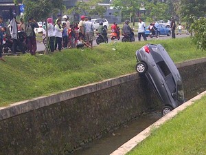 Detik-detik Menegangkan Saat Mobil Berisi Anak Kecil Nyemplung ke Parit di Bintaro