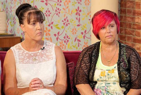 Aneh Tapi Nyata! Saudara Kembar Ini Hobi Ngemil Lilin dan Kertas Usang