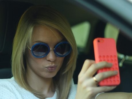 Gawat, Remaja Suka Selfie Saat Nyetir!