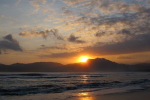 Ada Sunset Cantik di Pantai Pulau Merah, Banyuwangi