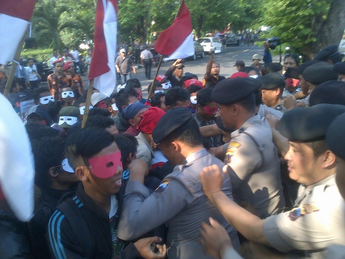 Dirikan Tenda di KPU Jateng, Massa Pro Prabowo-Hatta Ricuh dengan Polisi