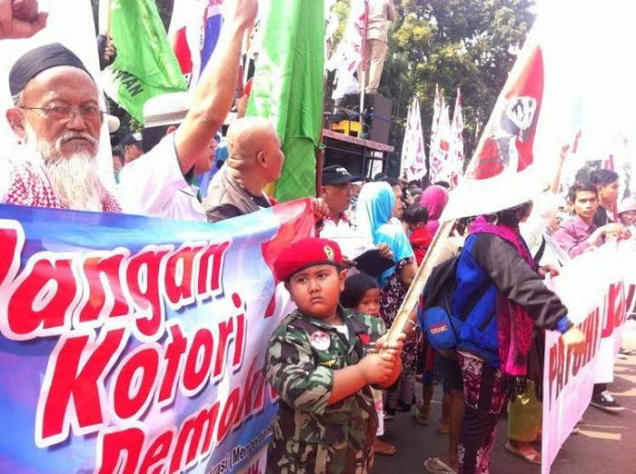 Berbaju ala TNI, Bocah 5 Tahun Pimpin Massa Prabowo-Hatta Demo di MK