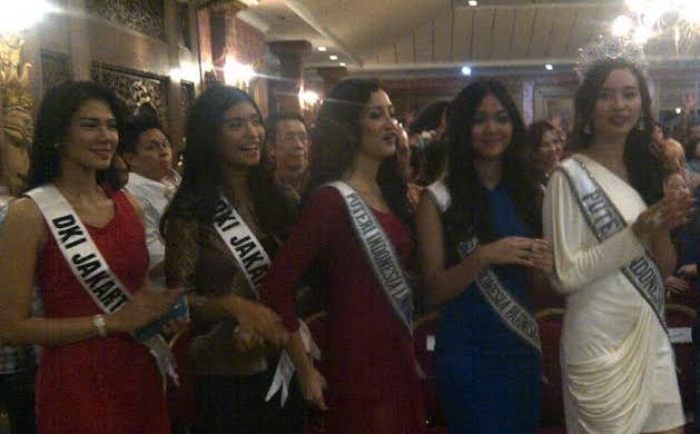 Tunggu Kehadiran Jokowi, Para Gadis Cantik Ini Asyik Nyanyi dan Joget