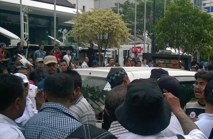 Mobil Pendukung Prabowo-Hatta Hendak Diderek Polisi