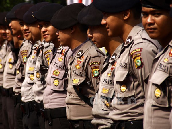 Aparat Kepolisian Berjaga di Gedung MK