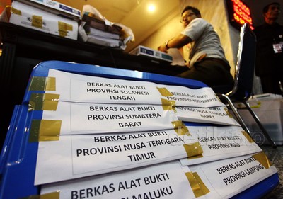KPU Serahkan Barang Bukti ke MK