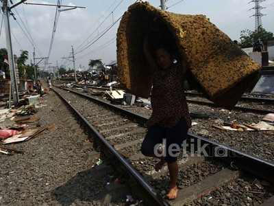 Pemukiman Liar di Stasiun Tanah Abang Dibongkar