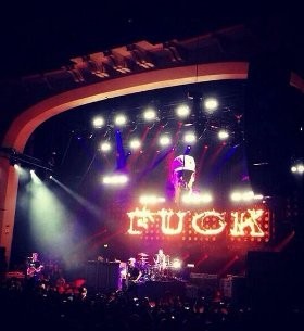 Disaat Blink 182 Bikin Heboh Lewat Backdrop Panggung