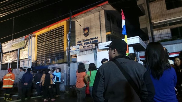 Kepsek Hingga Petugas Kebersihan Datangi SMK Penabur yang Terbakar