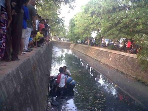 Ngantuk, Pemotor Nyemplung Kali di Jalan Benteng Betawi Tangerang