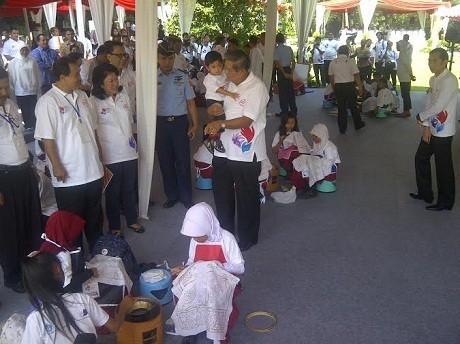 Sambil Gendong Cucu, SBY Tinjau Lomba Cipta Seni di Istana Cipanas