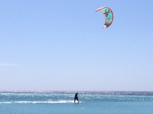 Serunya Kitesurfing di Pulau Tabuhan, Banyuwangi